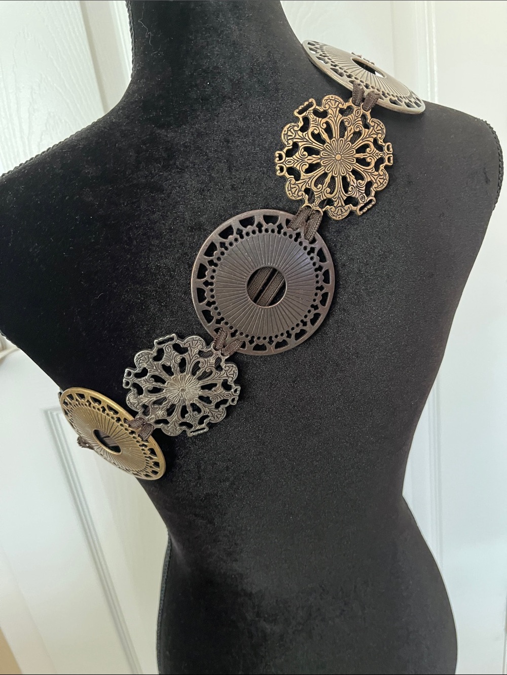Sandy Duftler VTG round metal concho designer belt gold brass tone medallion 34” - Picture 15 of 15